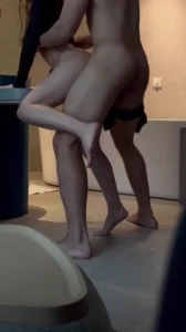 小母狗在酒店后入一次不满足特意来到完全通道内再来一次